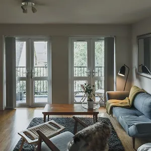 Stylish Flat With Pool And Terrace Apartment London